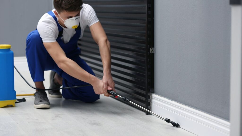 Técnico en fumigación aplicando control de plagas en Monterrey